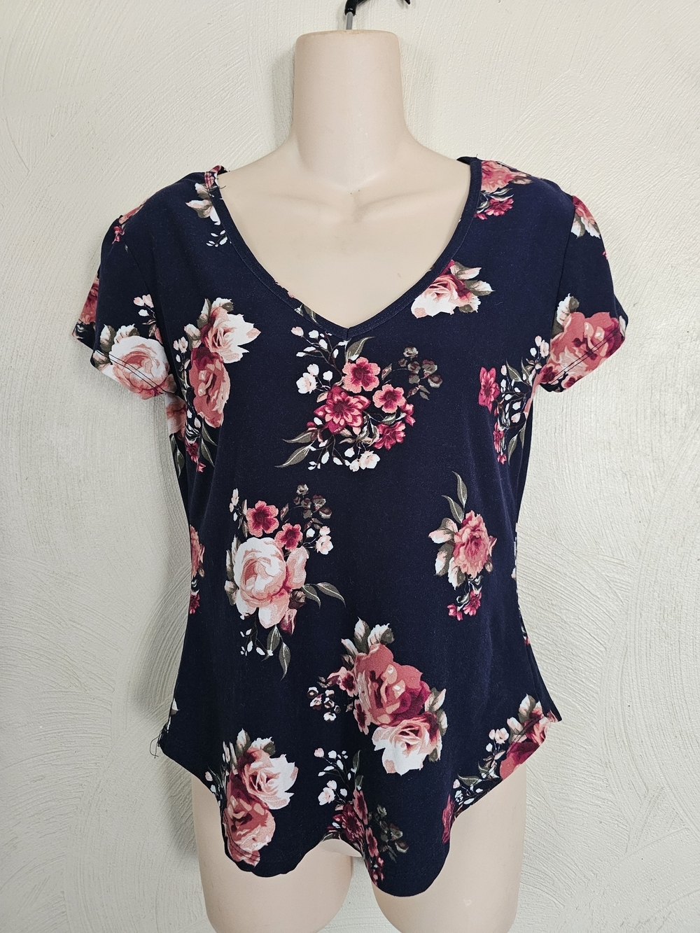 Rue21 Floral V-Neck Top Navy with Pink Roses Size Womens Medium